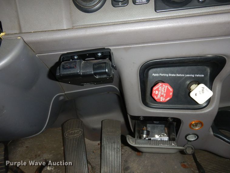 image for item MH9252 2010 Peterbilt 384  semi truck