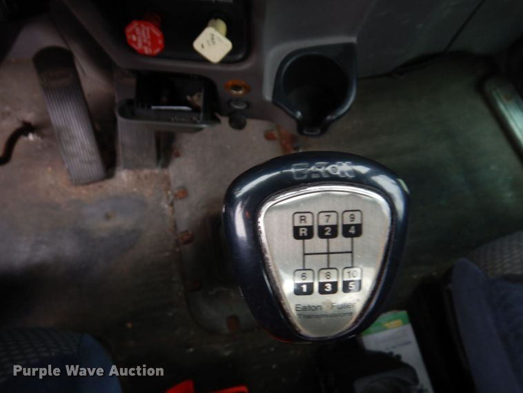 image for item MH9252 2010 Peterbilt 384  semi truck