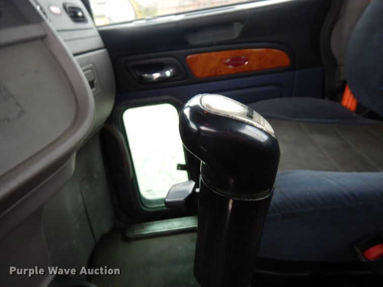 image for item MH9252 2010 Peterbilt 384  semi truck