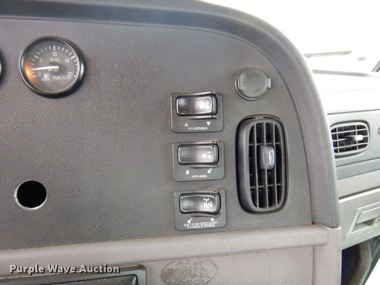 image for item MH9252 2010 Peterbilt 384  semi truck