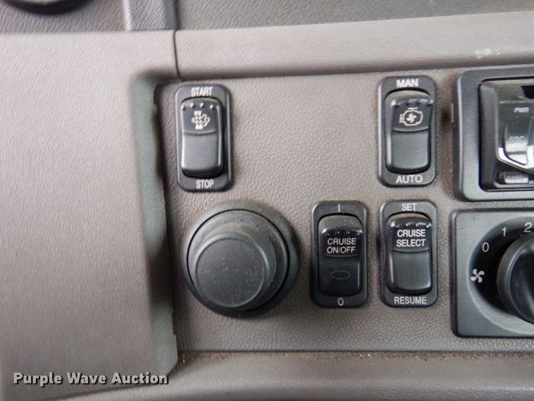 image for item MH9252 2010 Peterbilt 384  semi truck