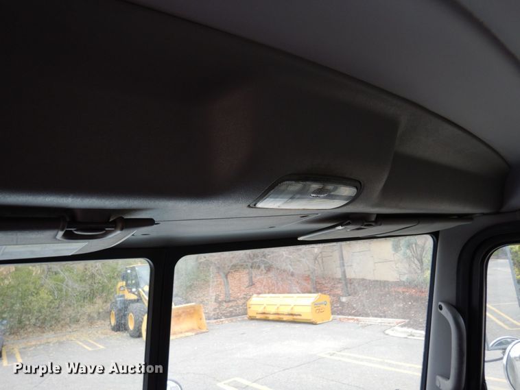 image for item MH9252 2010 Peterbilt 384  semi truck