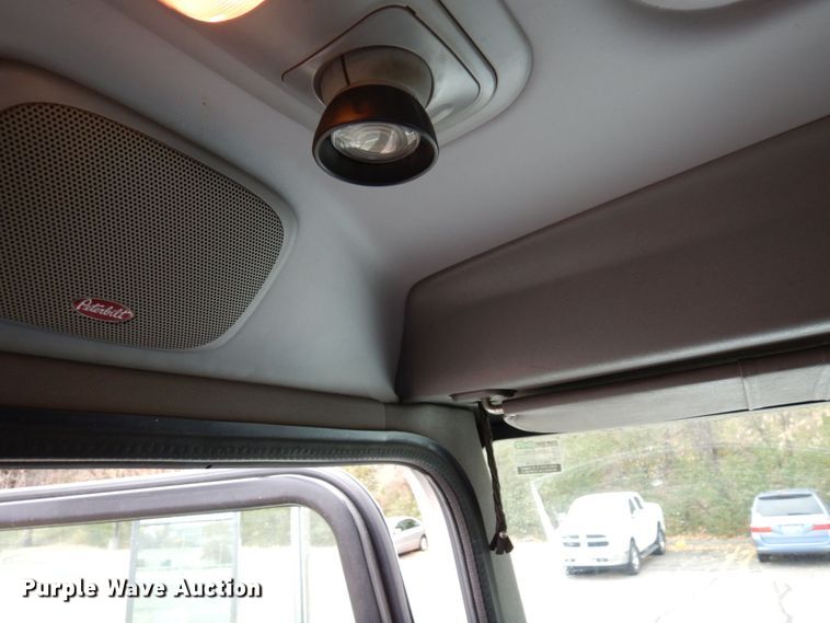 image for item MH9252 2010 Peterbilt 384  semi truck