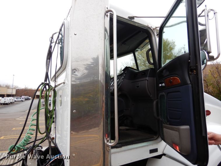 image for item MH9252 2010 Peterbilt 384  semi truck