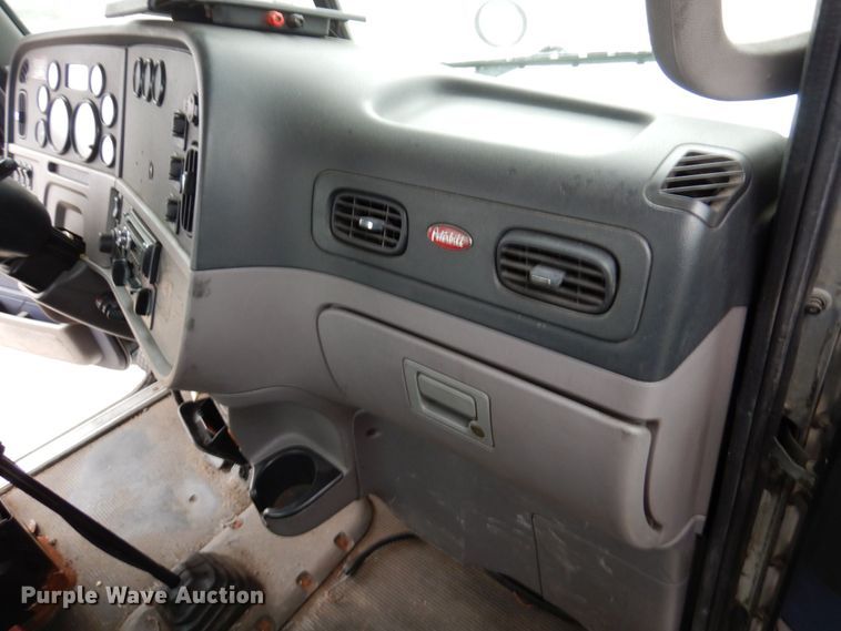 image for item MH9252 2010 Peterbilt 384  semi truck