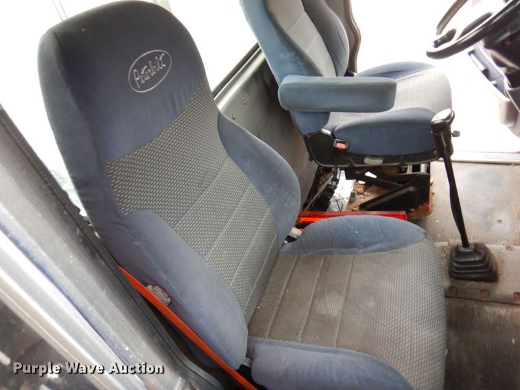 image for item MH9252 2010 Peterbilt 384  semi truck