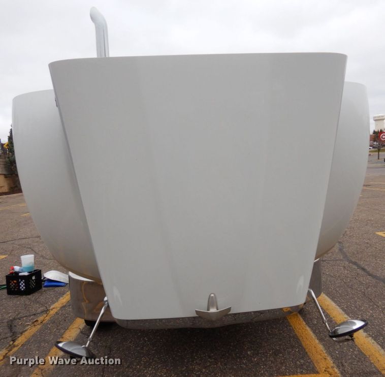 image for item MH9252 2010 Peterbilt 384  semi truck