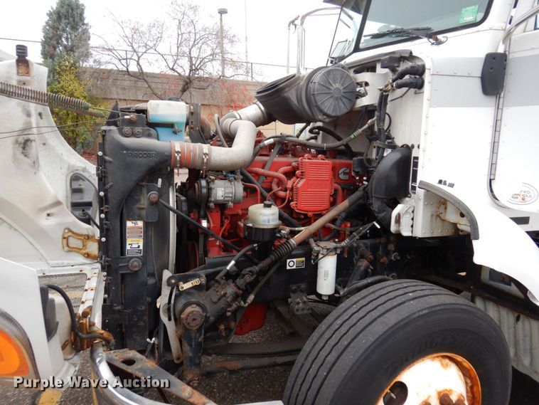 image for item MH9252 2010 Peterbilt 384  semi truck