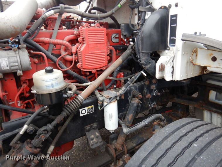 image for item MH9252 2010 Peterbilt 384  semi truck