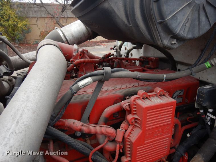 image for item MH9252 2010 Peterbilt 384  semi truck