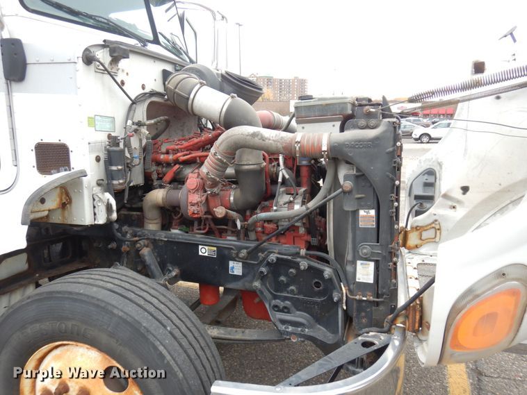 image for item MH9252 2010 Peterbilt 384  semi truck