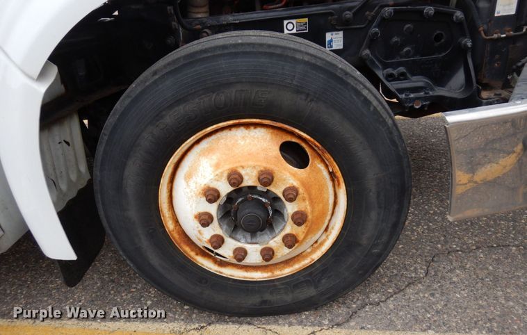 image for item MH9252 2010 Peterbilt 384  semi truck