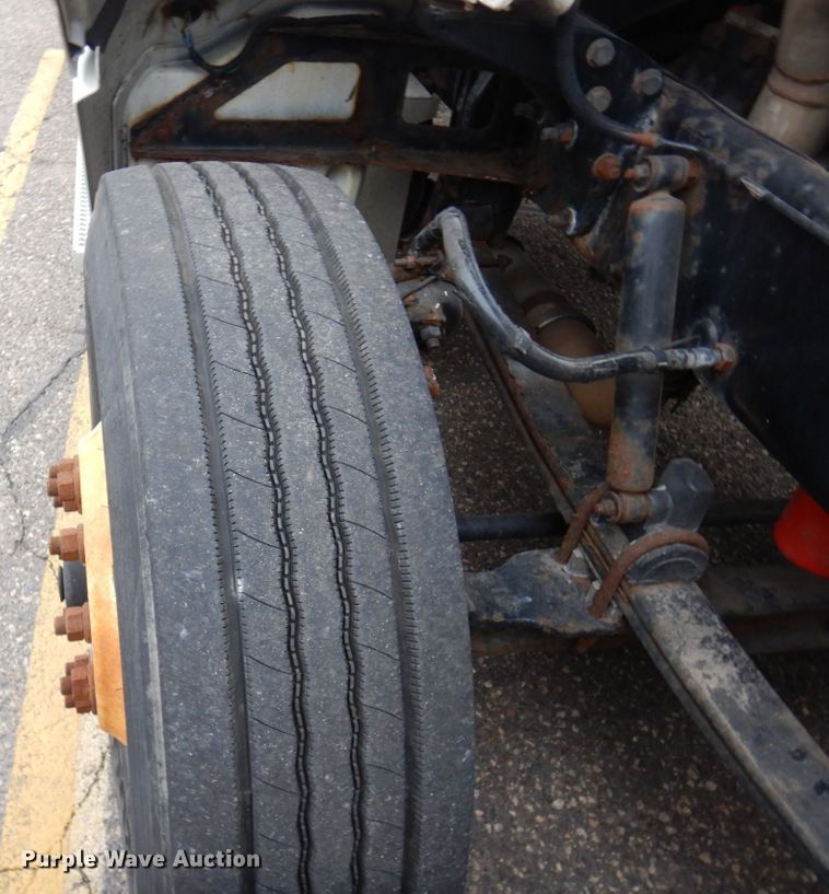 image for item MH9252 2010 Peterbilt 384  semi truck