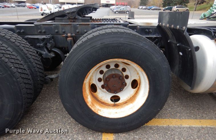 image for item MH9252 2010 Peterbilt 384  semi truck