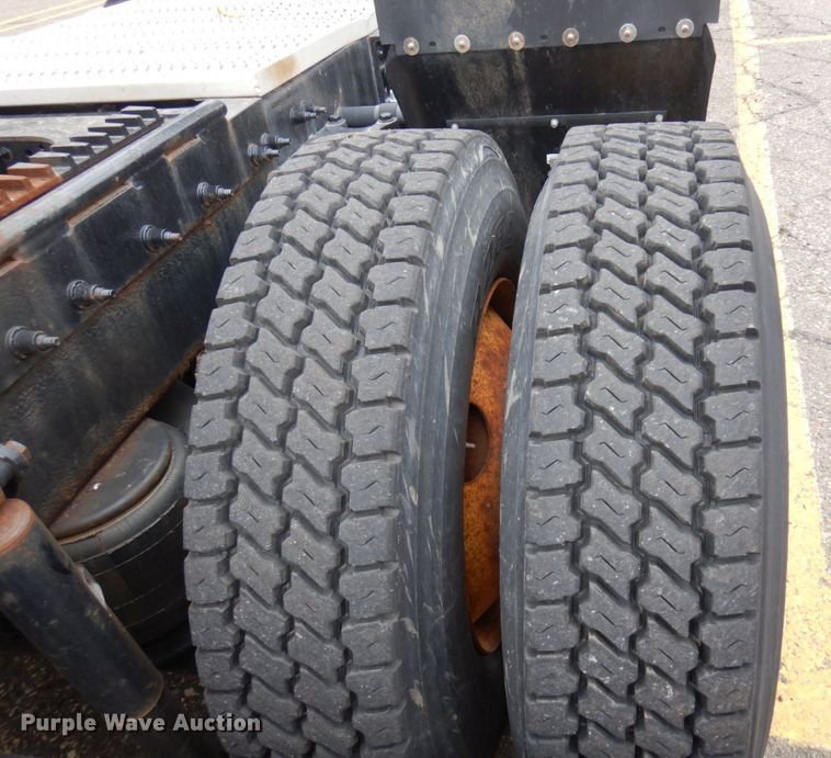 image for item MH9252 2010 Peterbilt 384  semi truck