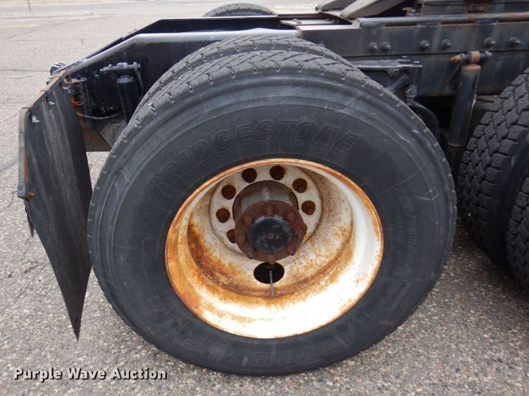 image for item MH9252 2010 Peterbilt 384  semi truck