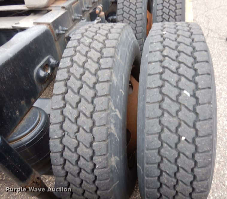 image for item MH9252 2010 Peterbilt 384  semi truck