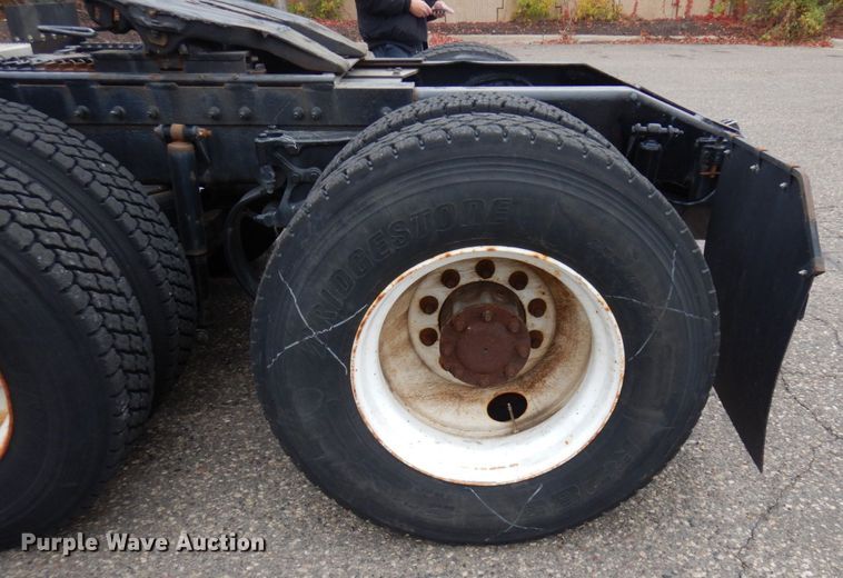 image for item MH9252 2010 Peterbilt 384  semi truck