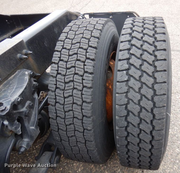 image for item MH9252 2010 Peterbilt 384  semi truck