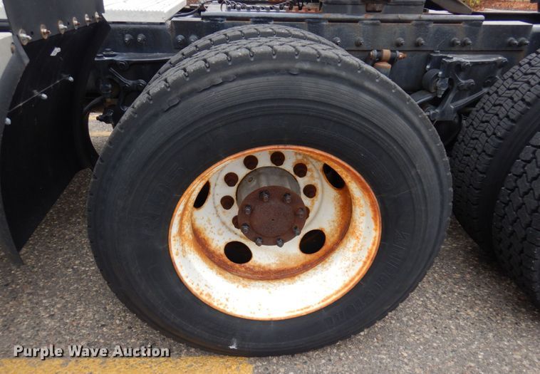 image for item MH9252 2010 Peterbilt 384  semi truck