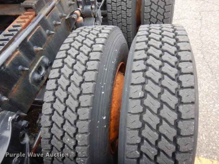 image for item MH9252 2010 Peterbilt 384  semi truck