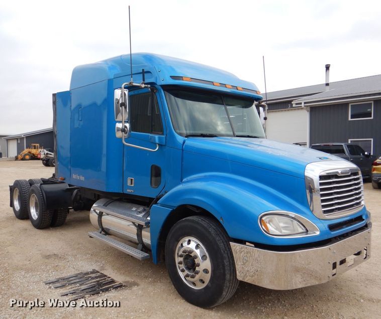 image for item MJ9839 2006 Freightliner Columbia  semi truck