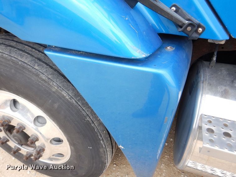 image for item MJ9839 2006 Freightliner Columbia  semi truck