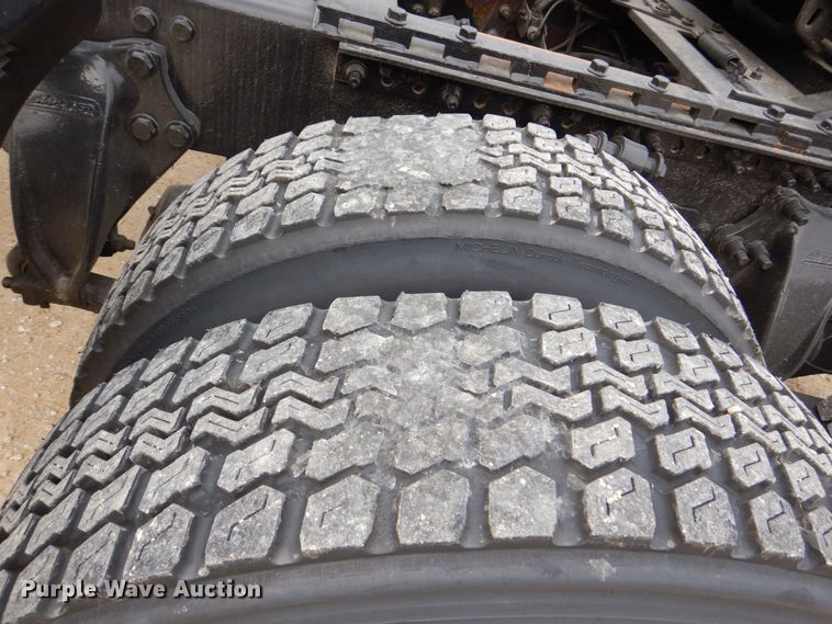 image for item MJ9839 2006 Freightliner Columbia  semi truck