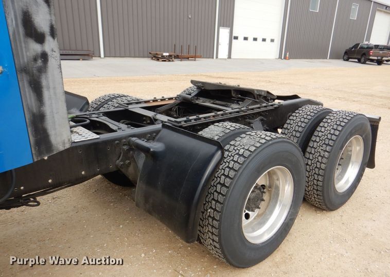 image for item MJ9839 2006 Freightliner Columbia  semi truck