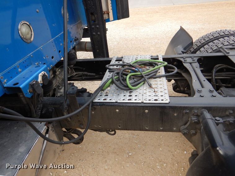 image for item MJ9839 2006 Freightliner Columbia  semi truck