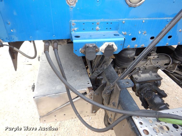 image for item MJ9839 2006 Freightliner Columbia  semi truck