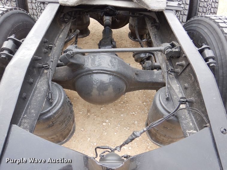 image for item MJ9839 2006 Freightliner Columbia  semi truck