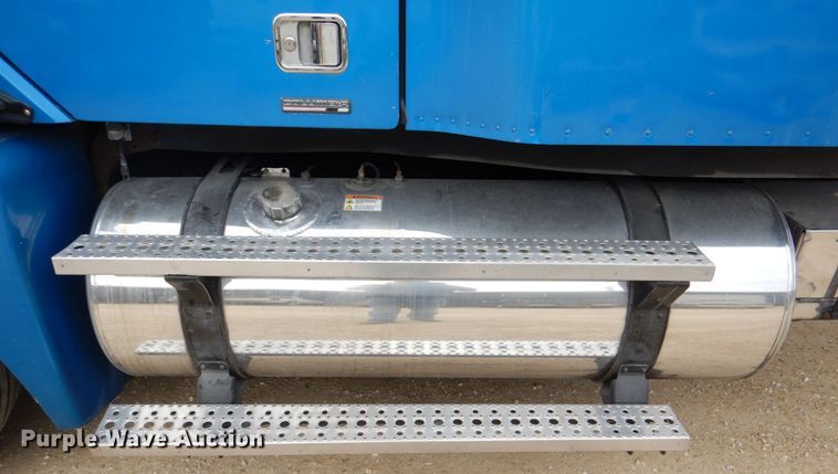 image for item MJ9839 2006 Freightliner Columbia  semi truck