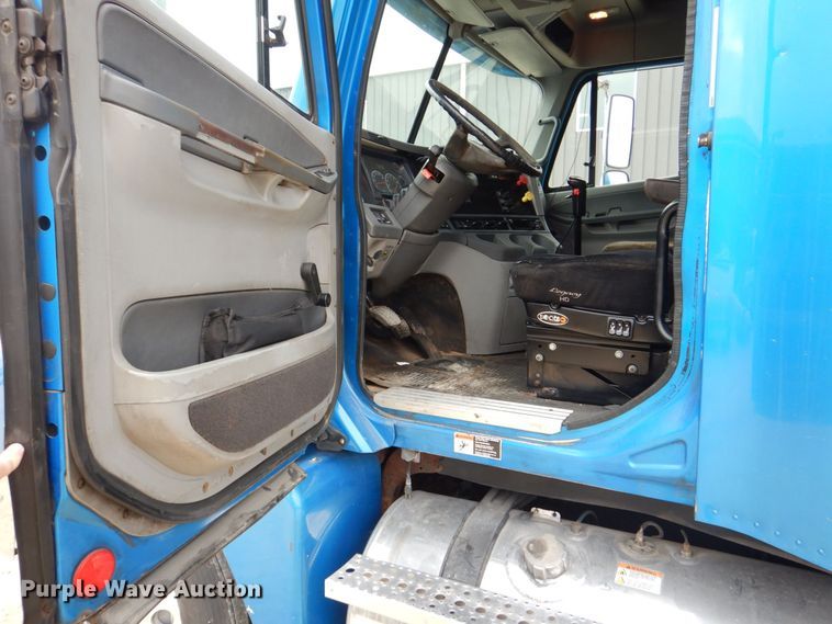 image for item MJ9839 2006 Freightliner Columbia  semi truck