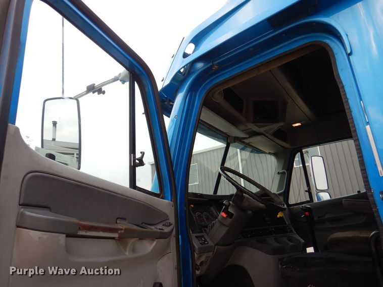 image for item MJ9839 2006 Freightliner Columbia  semi truck