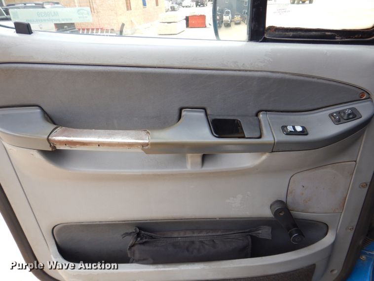 image for item MJ9839 2006 Freightliner Columbia  semi truck