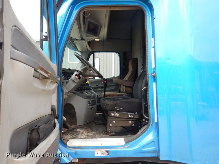 image for item MJ9839 2006 Freightliner Columbia  semi truck