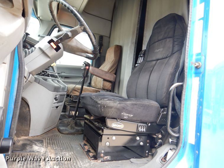 image for item MJ9839 2006 Freightliner Columbia  semi truck