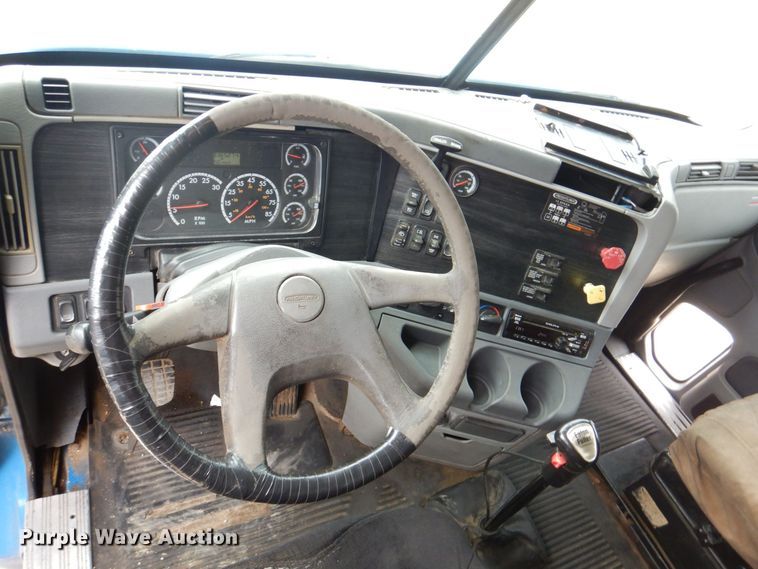 image for item MJ9839 2006 Freightliner Columbia  semi truck