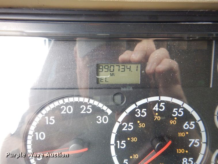 image for item MJ9839 2006 Freightliner Columbia  semi truck