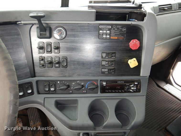 image for item MJ9839 2006 Freightliner Columbia  semi truck