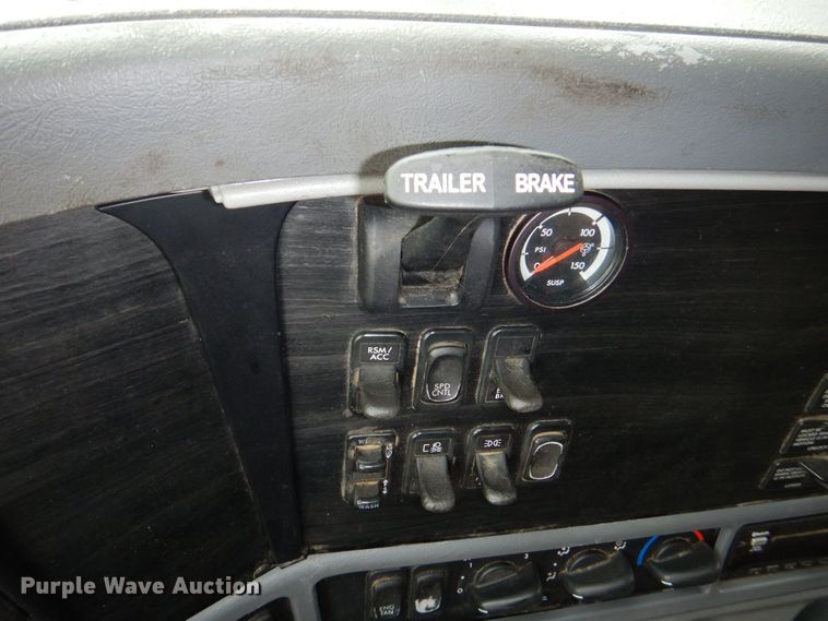 image for item MJ9839 2006 Freightliner Columbia  semi truck