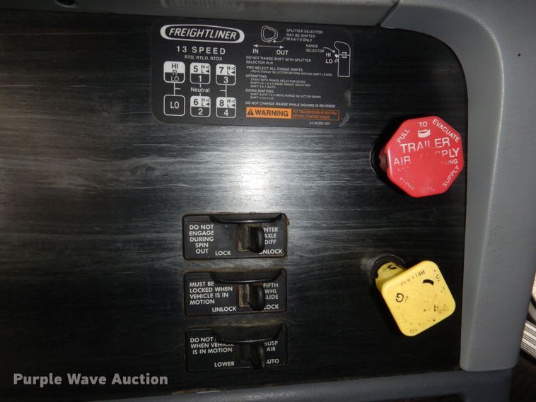 image for item MJ9839 2006 Freightliner Columbia  semi truck