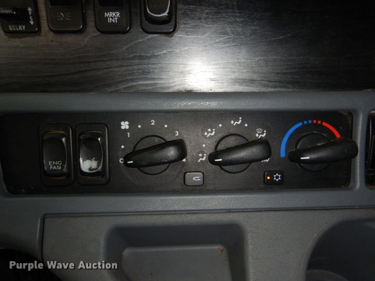 image for item MJ9839 2006 Freightliner Columbia  semi truck