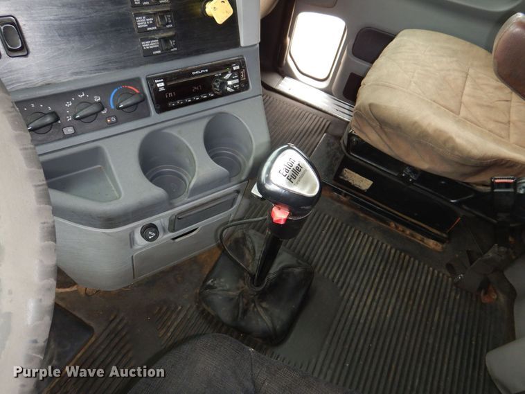 image for item MJ9839 2006 Freightliner Columbia  semi truck