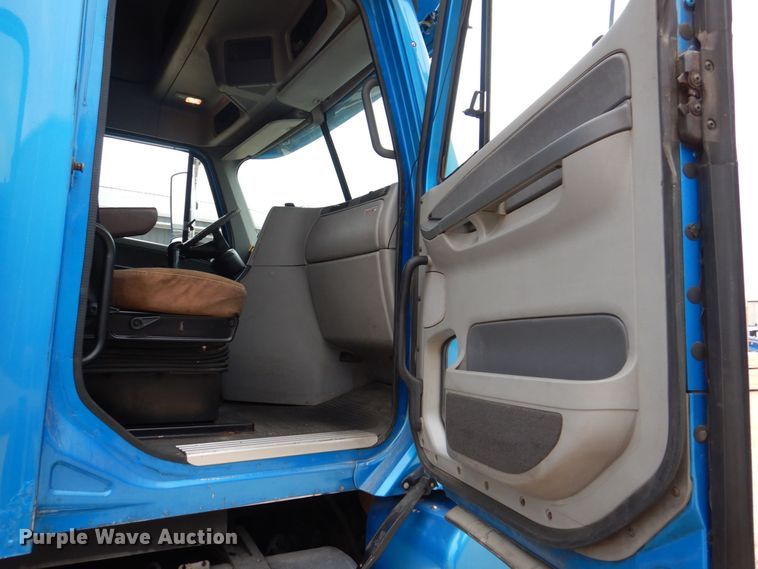 image for item MJ9839 2006 Freightliner Columbia  semi truck