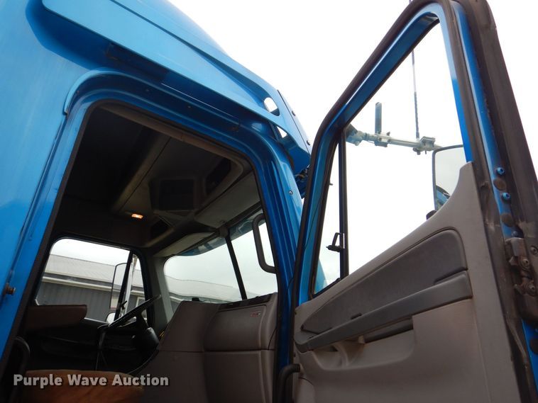 image for item MJ9839 2006 Freightliner Columbia  semi truck