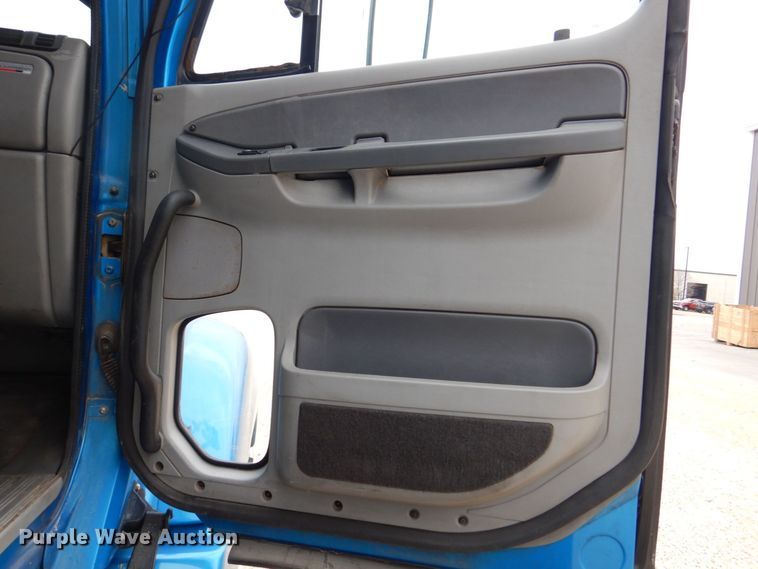 image for item MJ9839 2006 Freightliner Columbia  semi truck