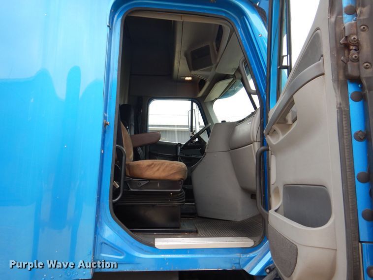 image for item MJ9839 2006 Freightliner Columbia  semi truck