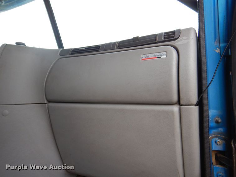 image for item MJ9839 2006 Freightliner Columbia  semi truck